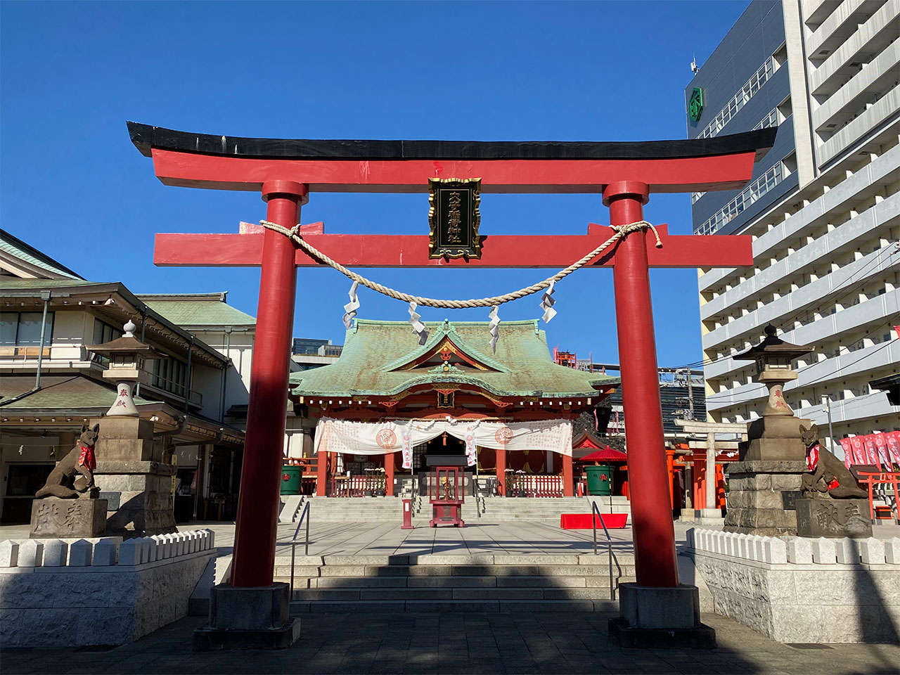 穴守稲荷神社拝殿と鳥居