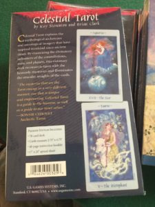 神話的アーキタイプと占星術のイメージから人類はインスピリエーションを得て、それらを研究してきました。その知恵をタロットに反映したカード。サイン、天体の名前が書いてあり、より占星術と関連付けて考えやすくなっているカード。英語ですが説明書もついています。